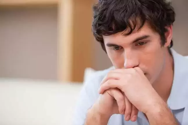 Jauns vīrietis cieš no impotences